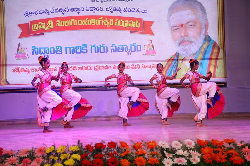 Sri Mulugu Ramalingeshwara Varaprasad Siddhanti was honoured with Jyotishyasastra Vignana Visharadha at Tummalapalli Kalakshetram, Vijayawada (74)